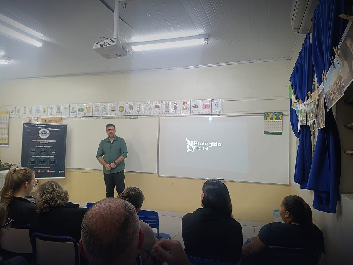 Carlos Heuser durante a palestra sobre cidadania digital para as famílias dos alunos, em sala da Escola Municipal de Ensino Fundamental Anita Garibaldi